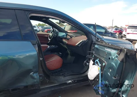 2023 BMW Ix xDrive50 z USA, uszkodzony, nr VIN WB523CF04PCM41160